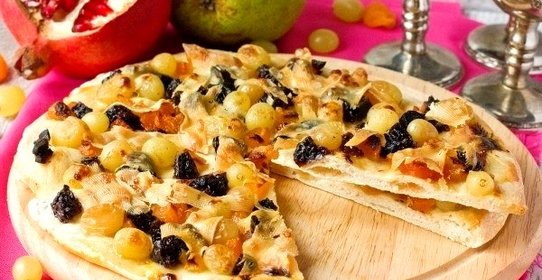 Сладкая пицца с пармезаном