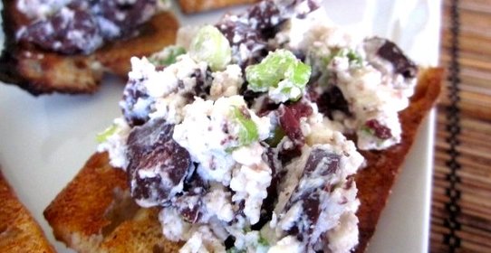 Брускетта с маслинами и фетой