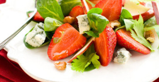 Летний клубничный салат с сыром и орехами