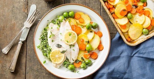 Рыба, запеченная с картофелем и морковью
