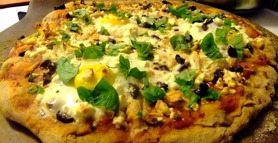 Пицца с курицей и яйцом