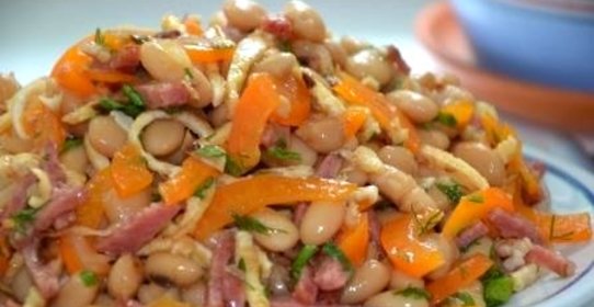 Салат с фасолью и с яичными блинчиками