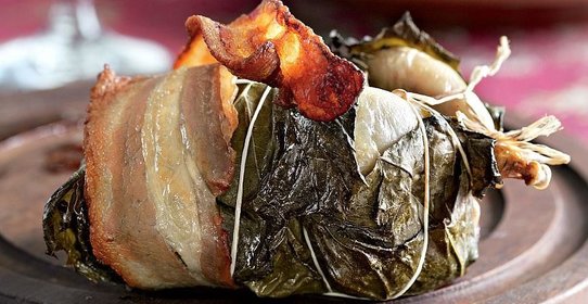 Перепелки в виноградных листьях