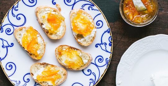 Брускетта с козьим сыром и апельсиновым джемом