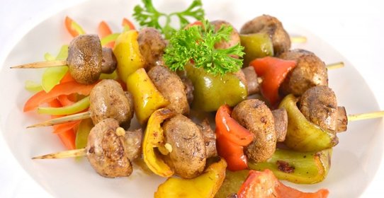 Шашлычки из шампиньонов со сладким перцем в духовке