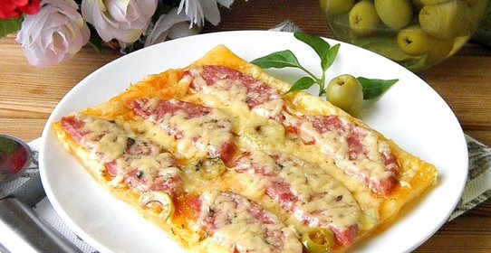 Пицца из слоеного бездрожжевого теста в духовке