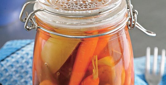 Морковь с фруктами в укропном маринаде