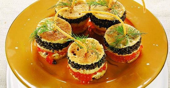Оладьи-канапе с красной и черной икрой