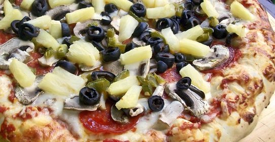 Пицца с ананасами и грибами