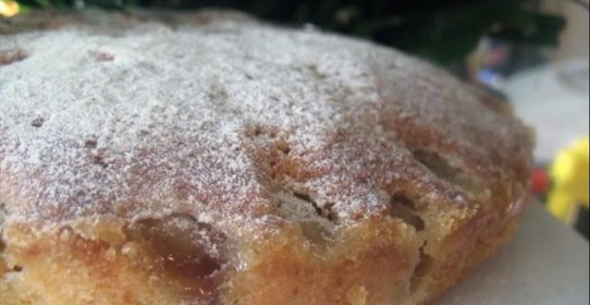 Кекс с виноградом и белым вином