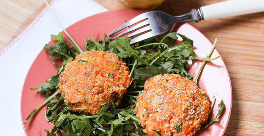 Оладьи из лосося с морковью и миндалем