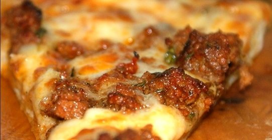 Пицца с фаршем и помидорами