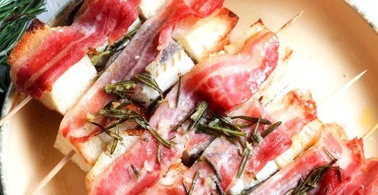 Палтус на шпажках с хлебом и беконом