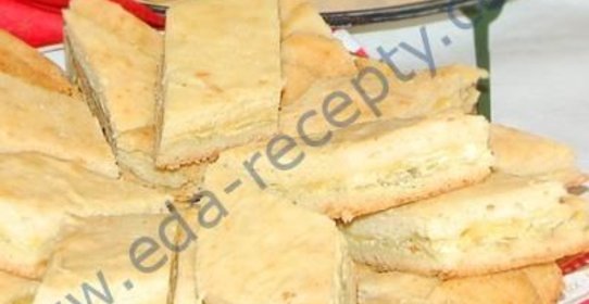 Пирог из слоеного теста с творогом