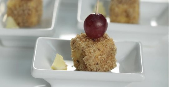 Закуска из сыра с виноградом