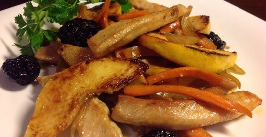 Свинина с айвой и черносливом