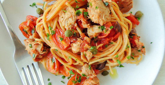 Паста с тунцом и томатным соусом