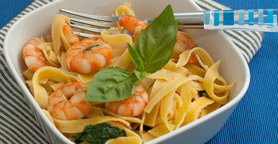 Паста с креветками и базиликом