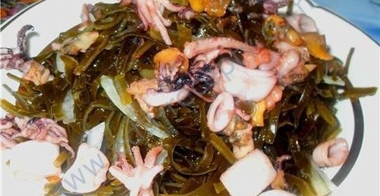 Салат с морским коктейлем