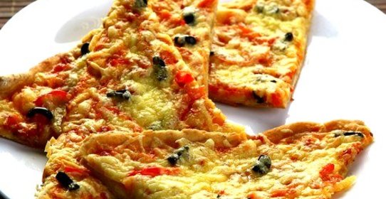 Пицца с копченостями и черносливом