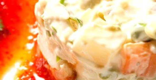 Салат из курицы с авокадо со сладким соусом