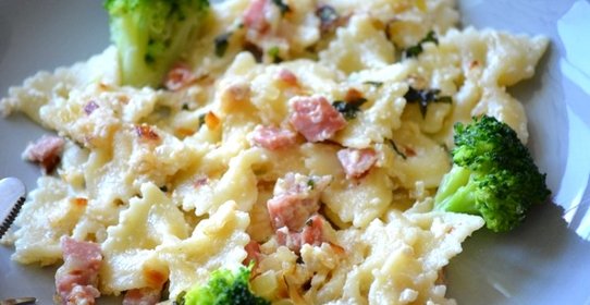 Сливочная паста с ветчиной и брокколи