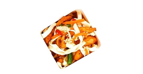 Пшеничная лапша с курицей в соево-медовом соусе