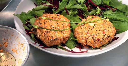 Бургеры из моркови, подсолнечных семян и кунжута с зеленым салатом и свеклой