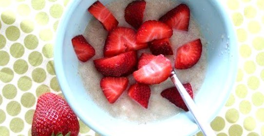 Кокосовая манная каша с клубникой