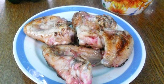 Куриные крылышки с красной смородиной