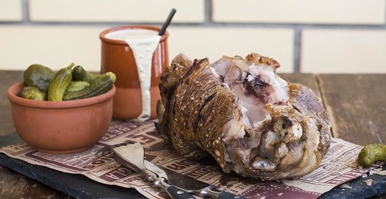 Свиная рулька на гриле для пивной вечеринки