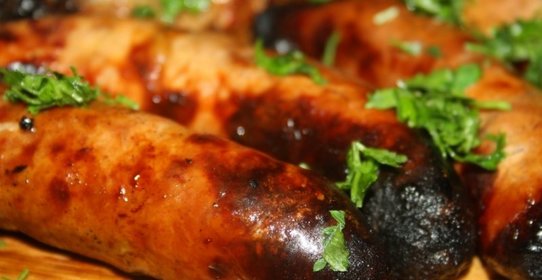 Свино-говяжьи купаты на мангале на липовой доске