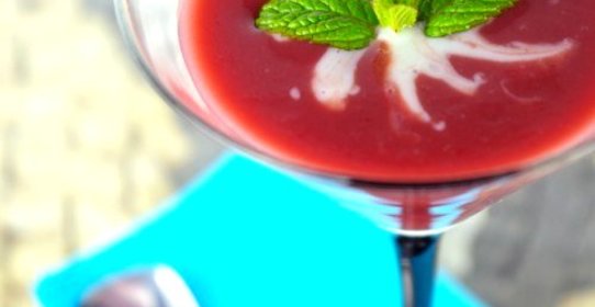 Малиново-лимонный коктейль с медом и сахаром