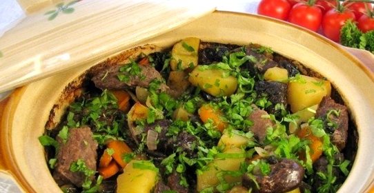 Говядина, тушенная с черносливом и картофелем