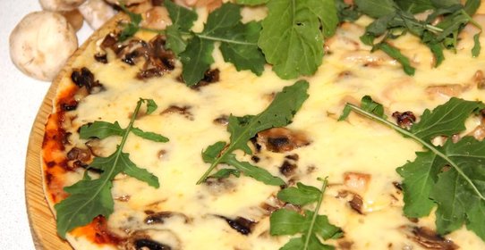 Пицца с грибами и руколой