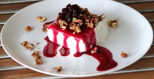 Мороженое с орехами и вишневым вареньем