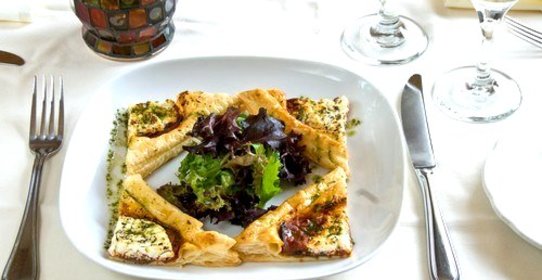 Пицца с рукколой, козьим сыром и грецкими орехами