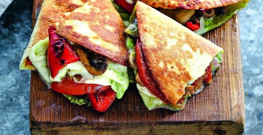 Лепешки с овощами-гриль и моцареллой