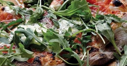 Пицца с рукколой и домашним соусом