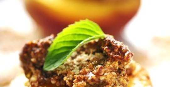 Печеные персики с йогуртом, медом и жареными грецкими орехами