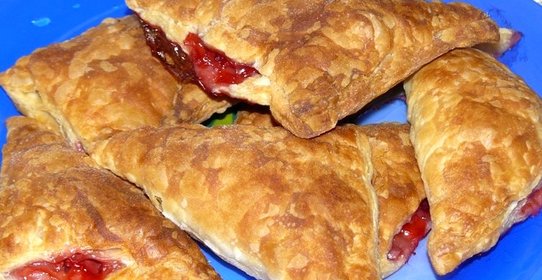 Слойки с клубникой