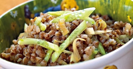 Гречка с жареным луком и свежим огурцом