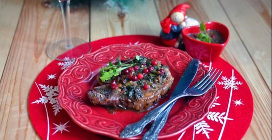 Свиные антрекоты в маринаде из ароматных трав