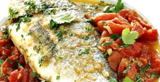Морской лещ с томатами