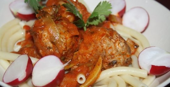 Свино-говяжьи тефтельки тушеные в томате с овощами