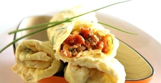 Омлетные рулетики с курицей, помидорами и зеленью