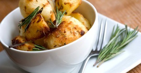 Золотистый молодой картофель с лимоном и розмарином