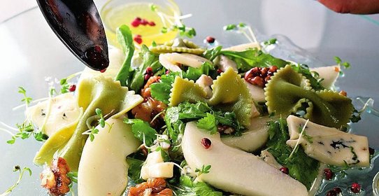 Салат с грушами и горгонзолой