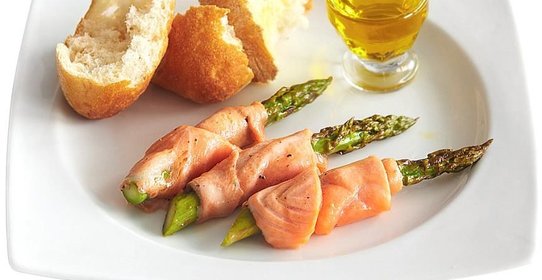 Запеченная спаржа с лососем