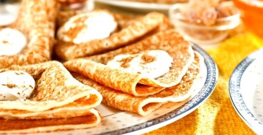 Тонкие блинчики из каштановой муки с рикоттой и медом